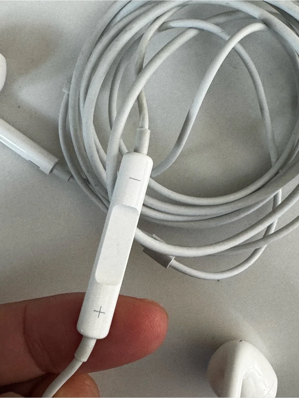 Apple White Lightning Earbuds with Inline Remote